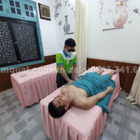 Tẩm quất người mù cạo gió giác hơi tại Ngã Tư Sở, Đống Đa